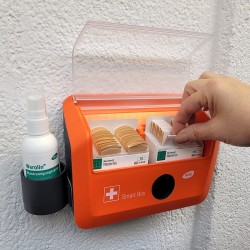 Distributeur de pansements WERO Smart Box® MasterTex avec support pour spray nettoyant pour plaies, en utilisation